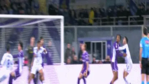 “亲临亚马尔WWE赛事，与兰迪-奥顿等顶级巨星同框，挥舞腰带共庆合影”